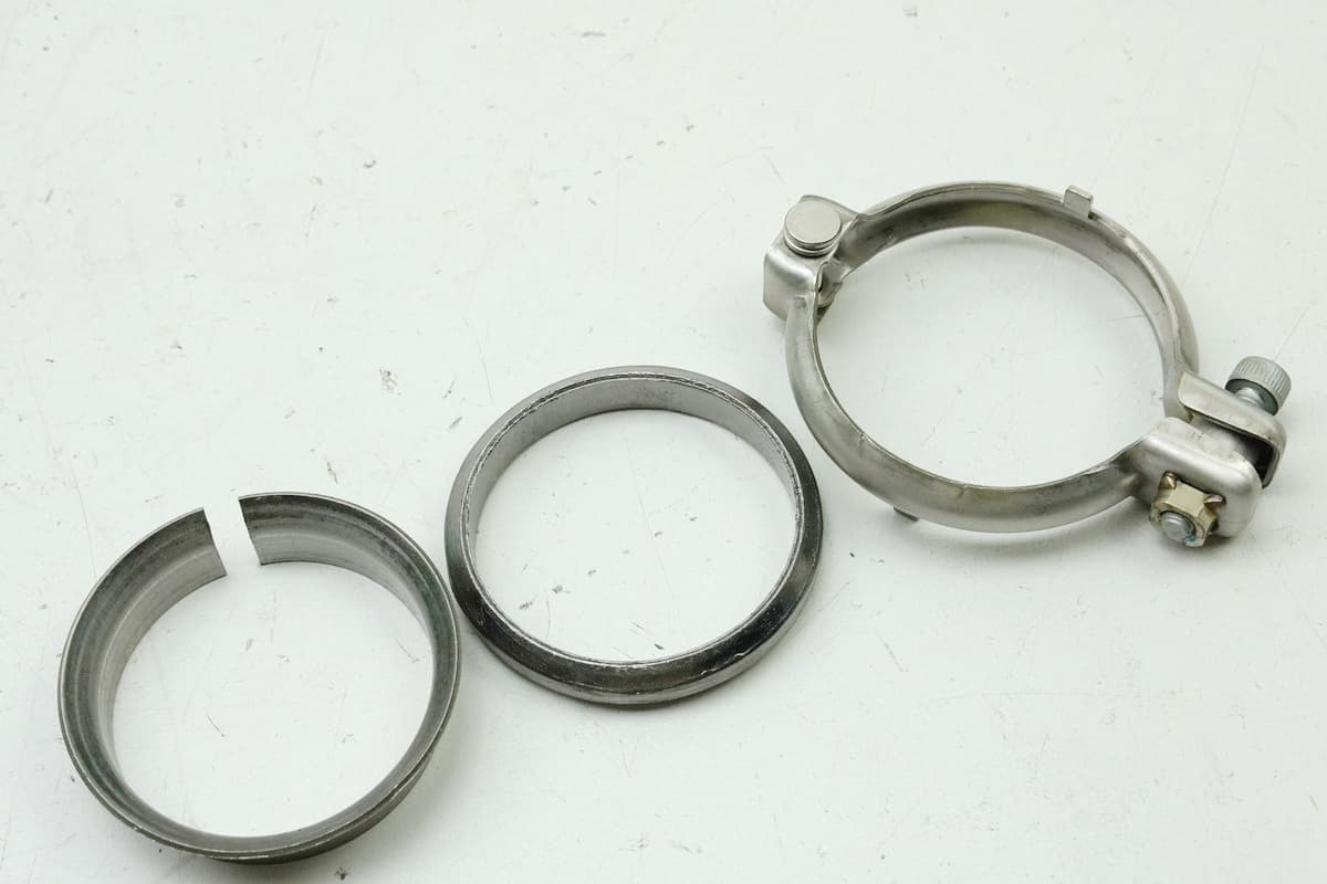 originale Auspuffschelle + Dichtung + Anschlagring - zur Verbindung Endschalldämpfer mit Krümmer (Sammler)