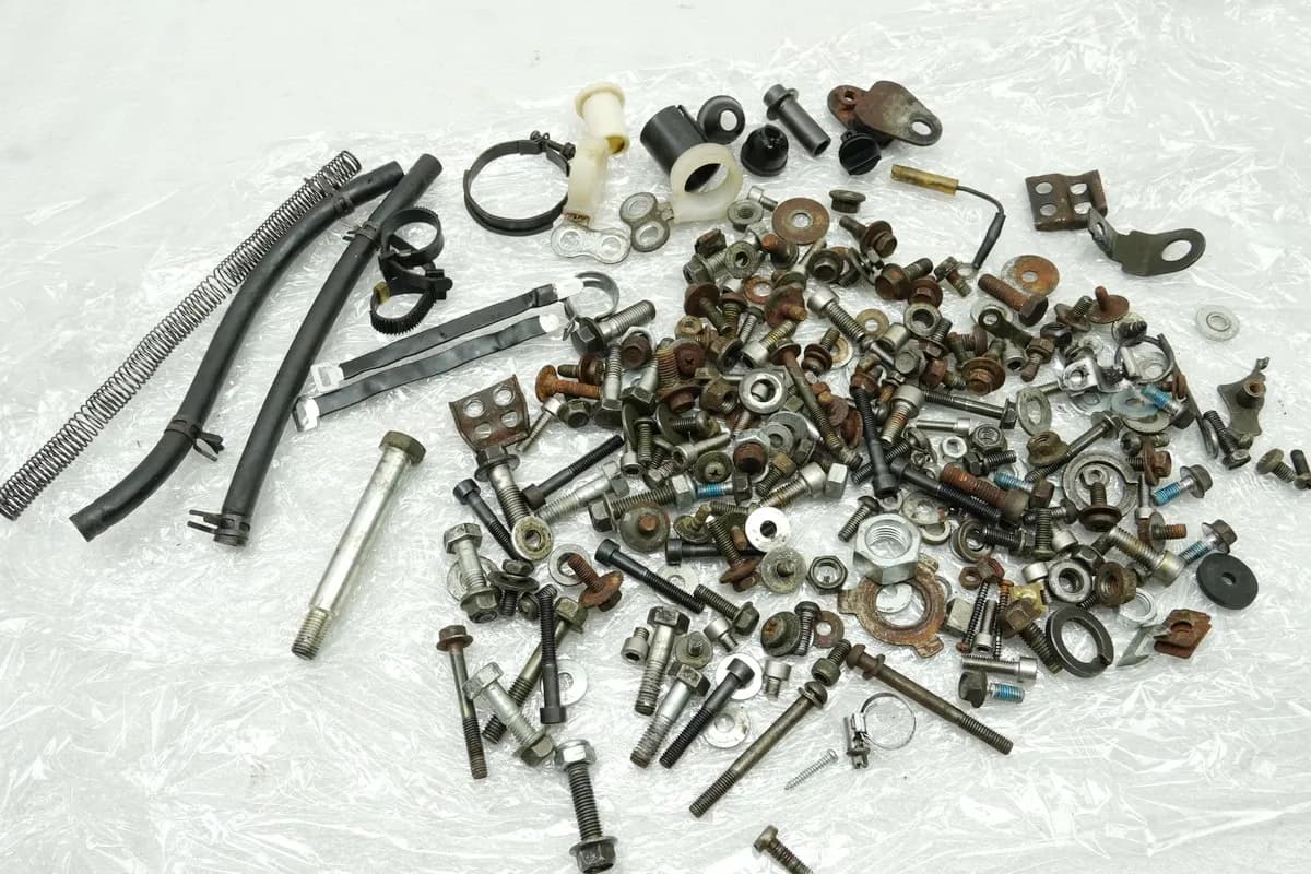 YAMAHA DT 125 R 4BL Schrauben Kleinteile Muttern Halter (für Rahmen Verkleidung)