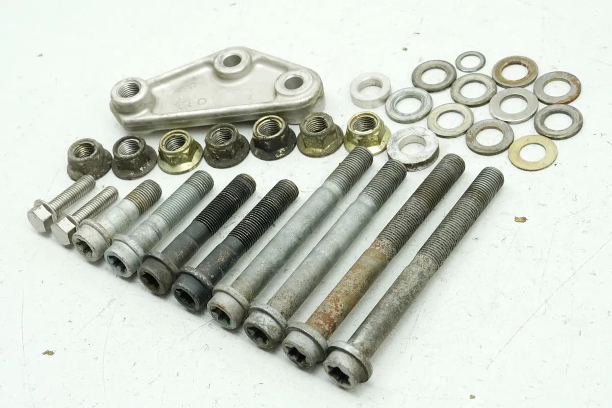 TRIUMPH SPEED TRIPLE 955 i 595 N HALTERUNG MOTOR SCHRAUBE ACHSE MOTORHALTER