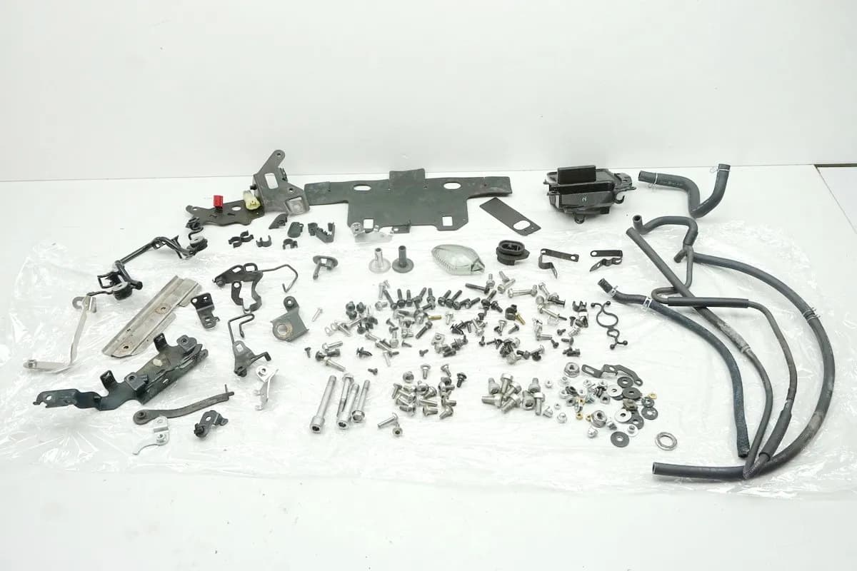 HONDA CB 650 FA RC75 Schrauben Kleinteile Halter