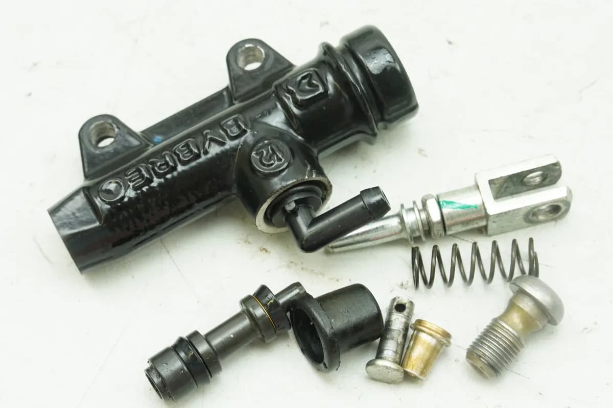 HUSQVARNA Vitpilen HQV 401 Bremszylinder hinten Bremspumpe Bremskolben 6897 km