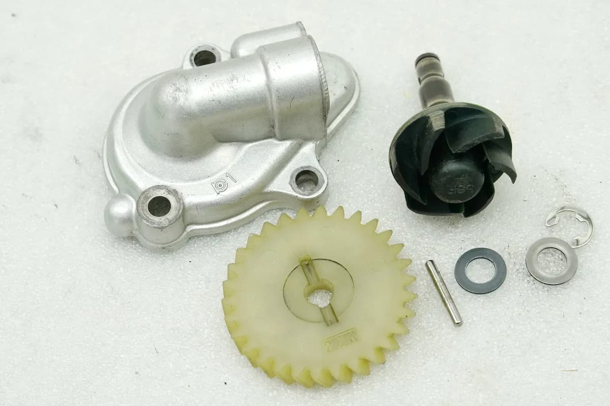 YAMAHA DT 125 R 4BL Wasserpumpe Flügelrad Welle (für Motor) Deckel Motordeckel
