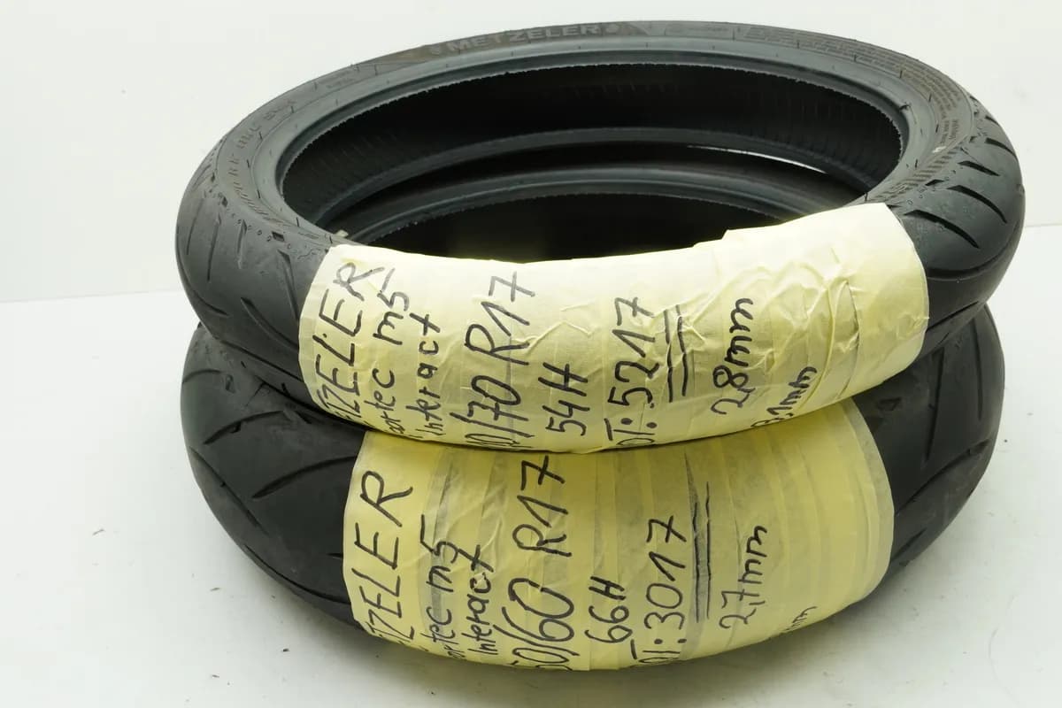 HUSQVARNA Vitpilen HQV 401 Reifen Metzeler Sportec m5 110/70 R17 + 150/60 R17