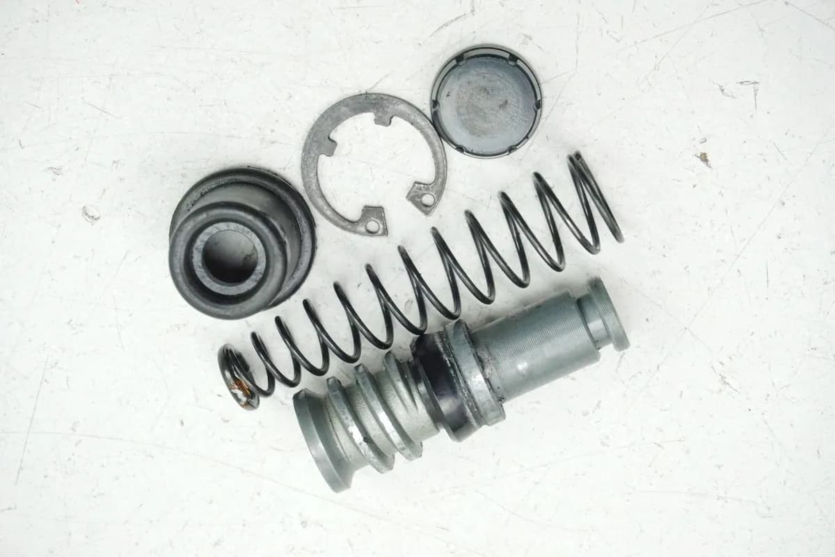 SUZUKI GSX-R 1000 WVBZ K3 K4 Kolben Druckbolzen Bremszylinder vorn