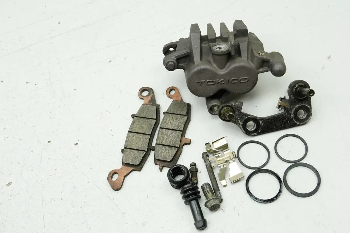 SUZUKI GSX 750 AE INAZUMA Bremssattel rechts Bremszange Tokico Halter Ankerplatte
