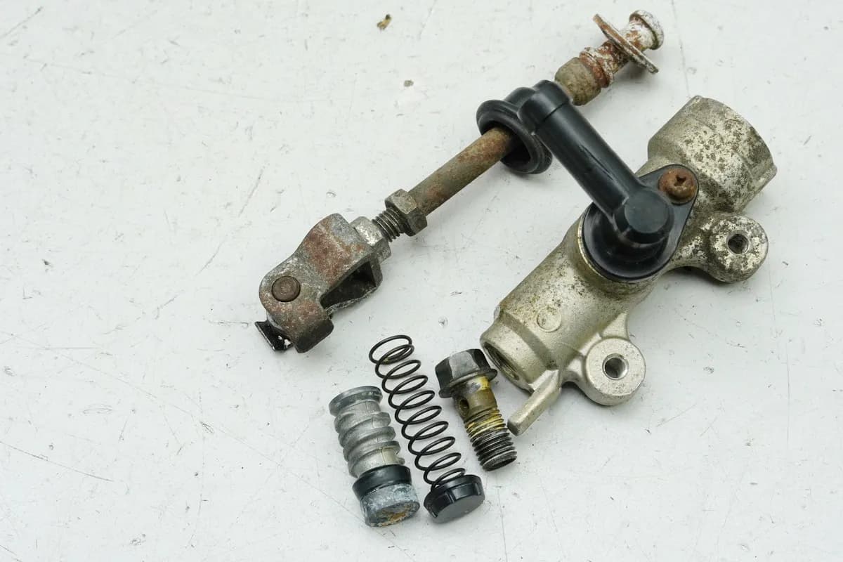 HONDA XL 600 PD06 TRANSALP Bremszylinder hinten Bremspumpe Fußbremszylinder