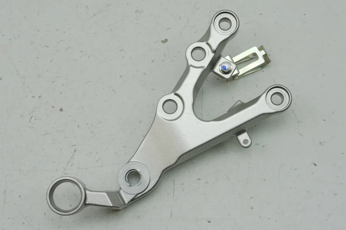 YAMAHA YZF R6 RJ11 RJ15 Fußrastenträger Fahrer rechts Halter Fußraste 2C02744300