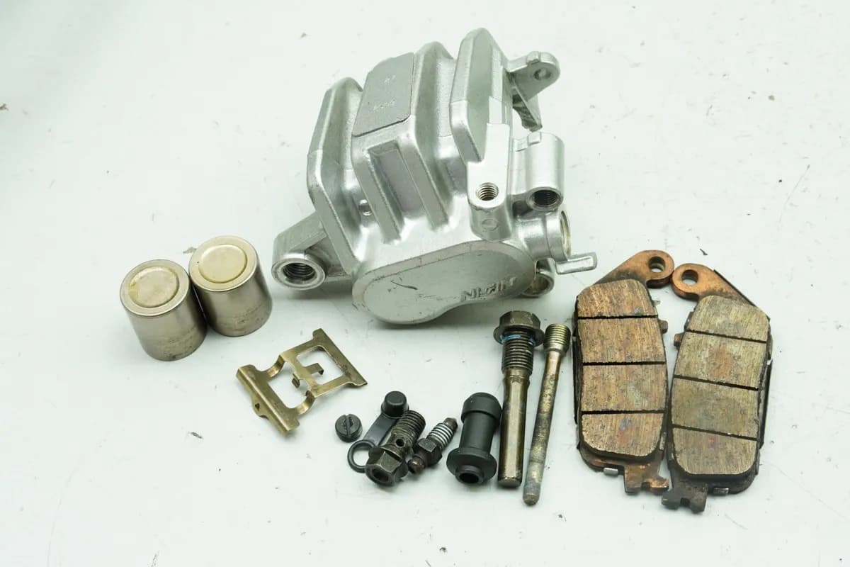 Honda GL 1500 F6C Valkyrie SC34 Bremssattel hinten Bremszange Bremsklötze