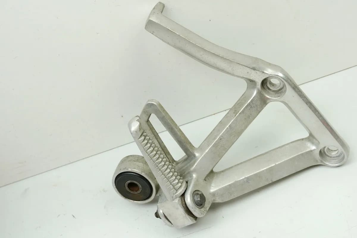 YAMAHA FZS 600 RJ02 FAZER Fußrastenanlage Sozius rechts Halter Fußraste Platte