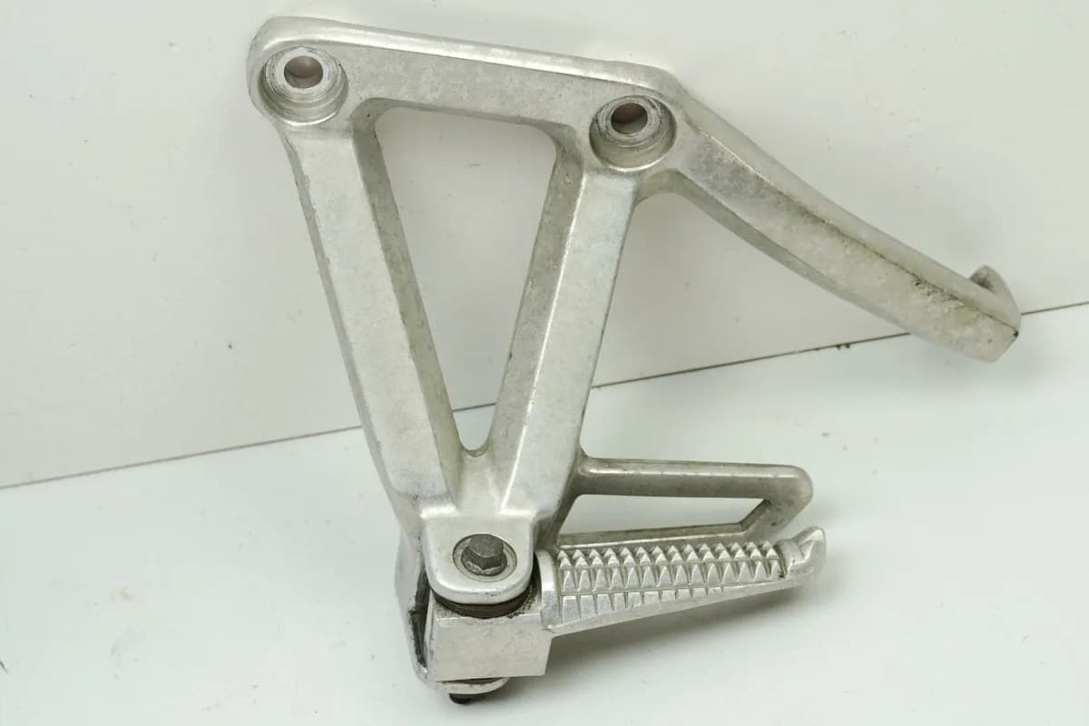 YAMAHA FZS 600 RJ02 FAZER Fußrastenanlage Sozius links Halter Fußraste Platte