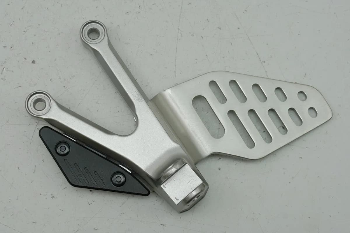 YAMAHA YZF R6 RJ11 RJ15 Fußrastenträger Fahrer links Halter Fußraste 2C0-2744200