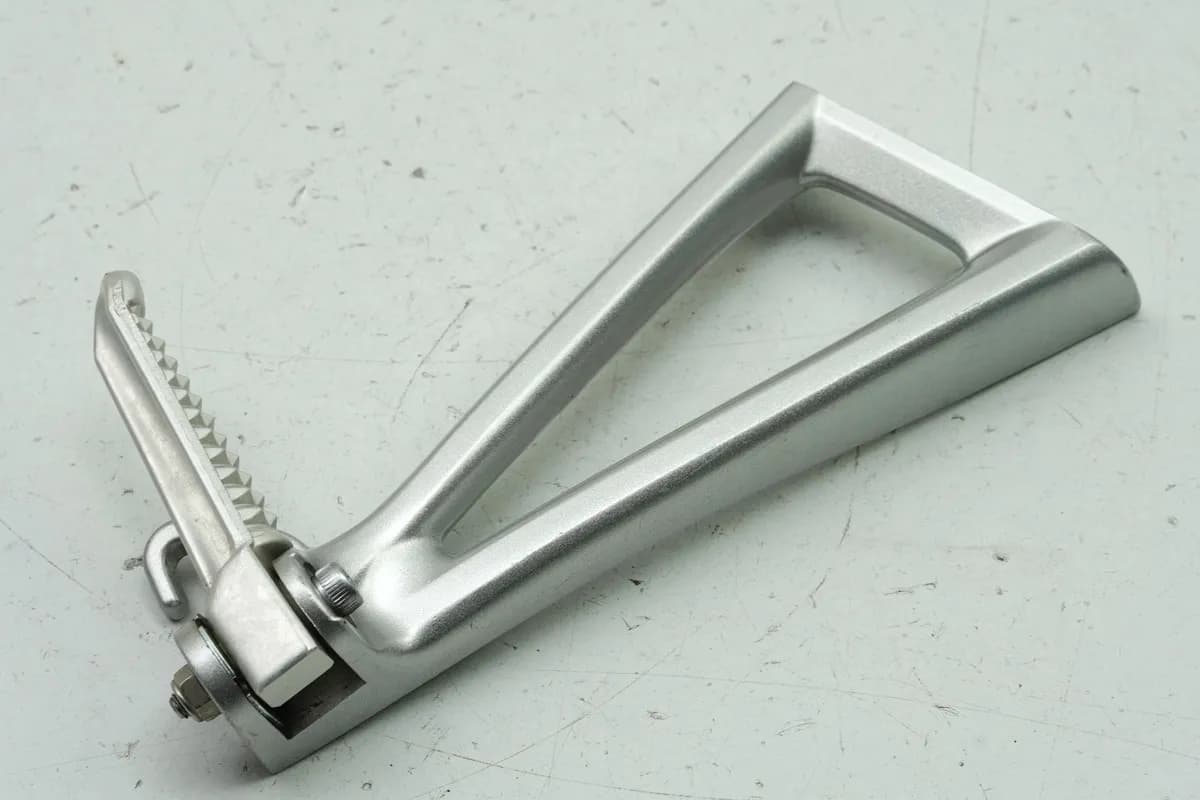 YAMAHA YZF R6 RJ11 RJ15 Fußrastenanlage Sozius rechts Halter Fußraste Platte