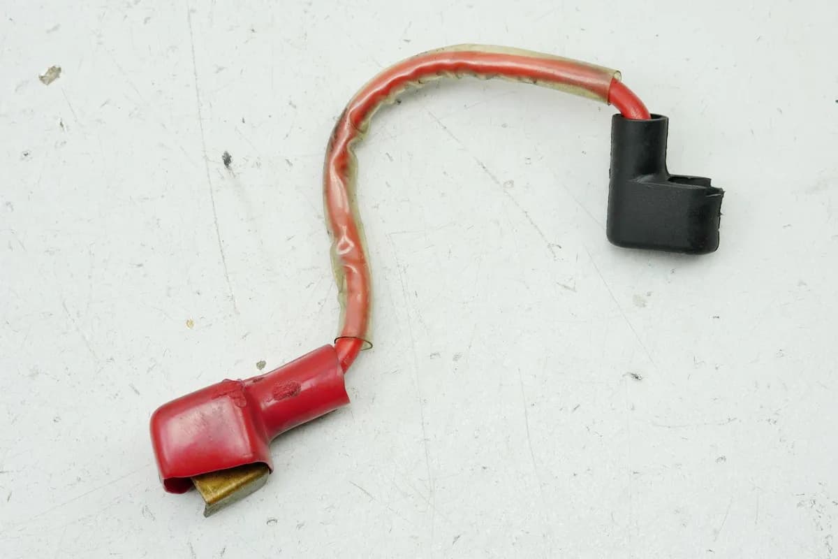 YAMAHA FZS 600 RJ02 FAZER Pluskabel Kabel Batterie