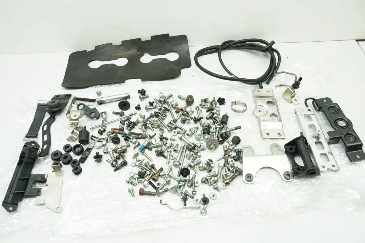 SUZUKI GSX-R 750 WVCW K8 K9 L0 600 Schrauben Kleinteile Halter (für Rahmen)