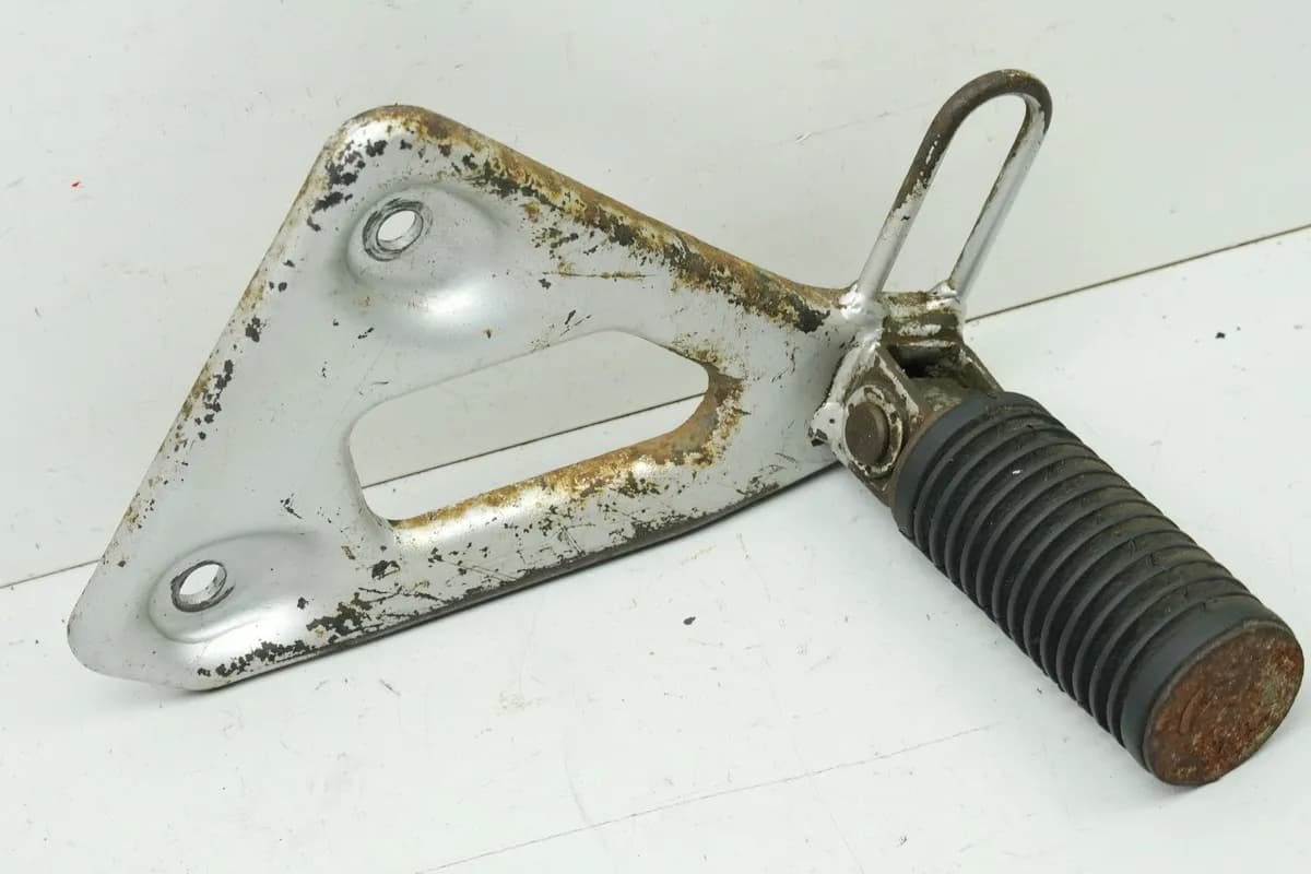 HONDA XL 600 PD06 TRANSALP  Fußrastenanlage Sozius links Träger Halter Fußraste