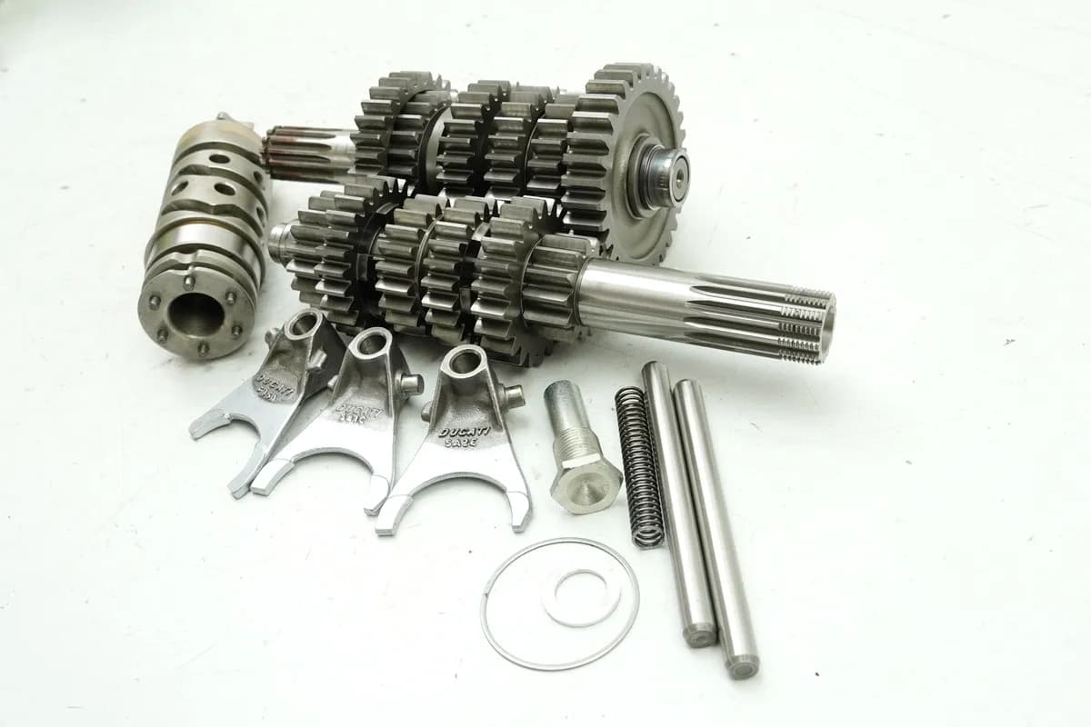 DUCATI MONSTER 696 ABS M5 Getriebe Getriebewelle Zahnrad Schaltklauen NUR 1626km