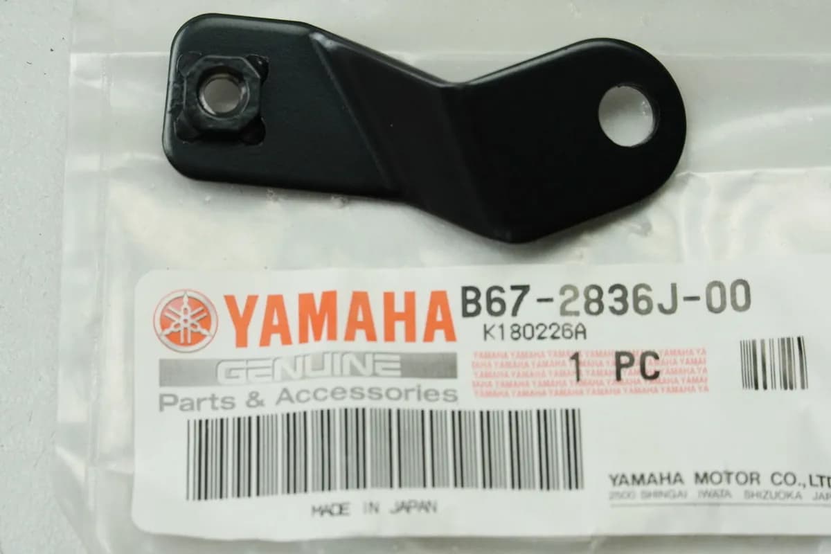 YAMAHA MT10 Halterung Halter Halteplatte B67-2836J-00 - NEU