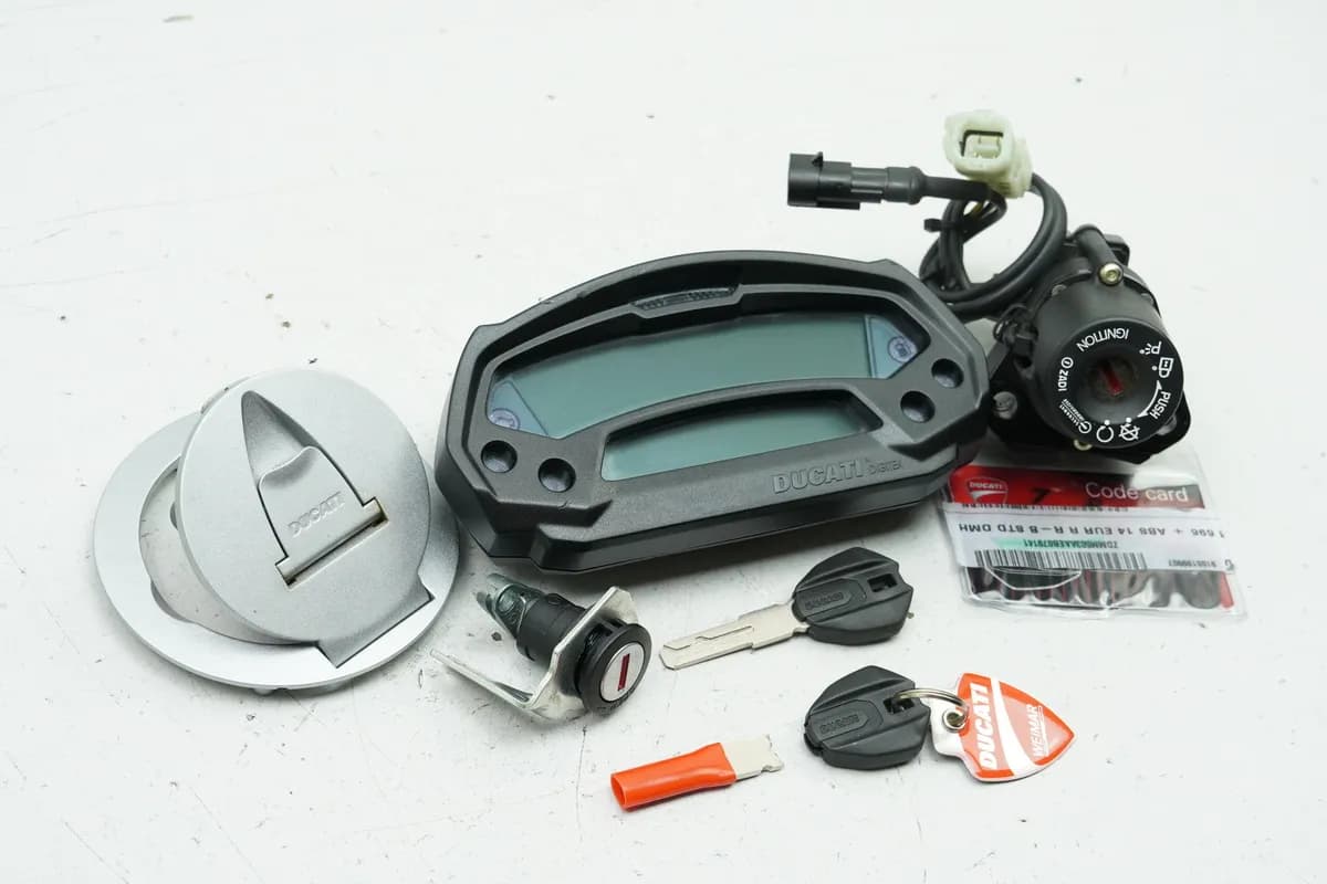 DUCATI MONSTER 696 ABS M5 Schloßsatz Tacho Zündschloß Dashboard Cockpit 1626km