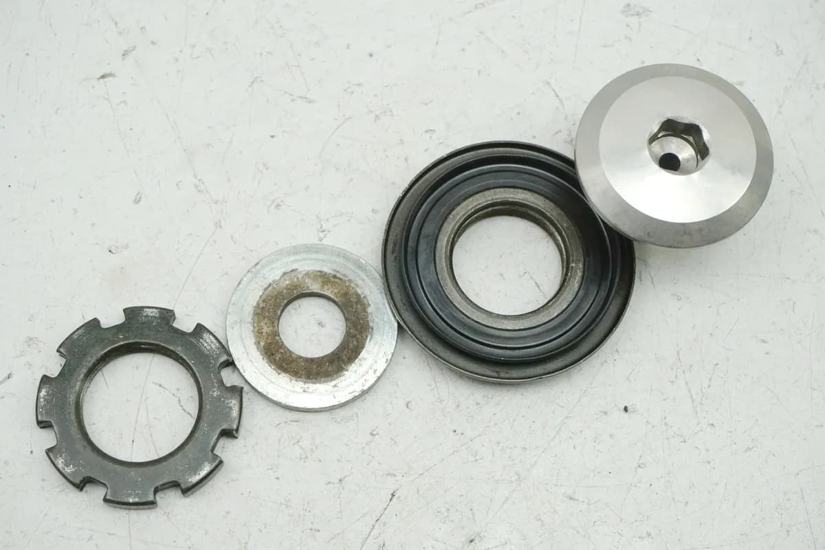 KAWASAKI GPZ 1100 ZXT10E Mutter Sicherung Lenkkopf Gabelbrücke Schraube