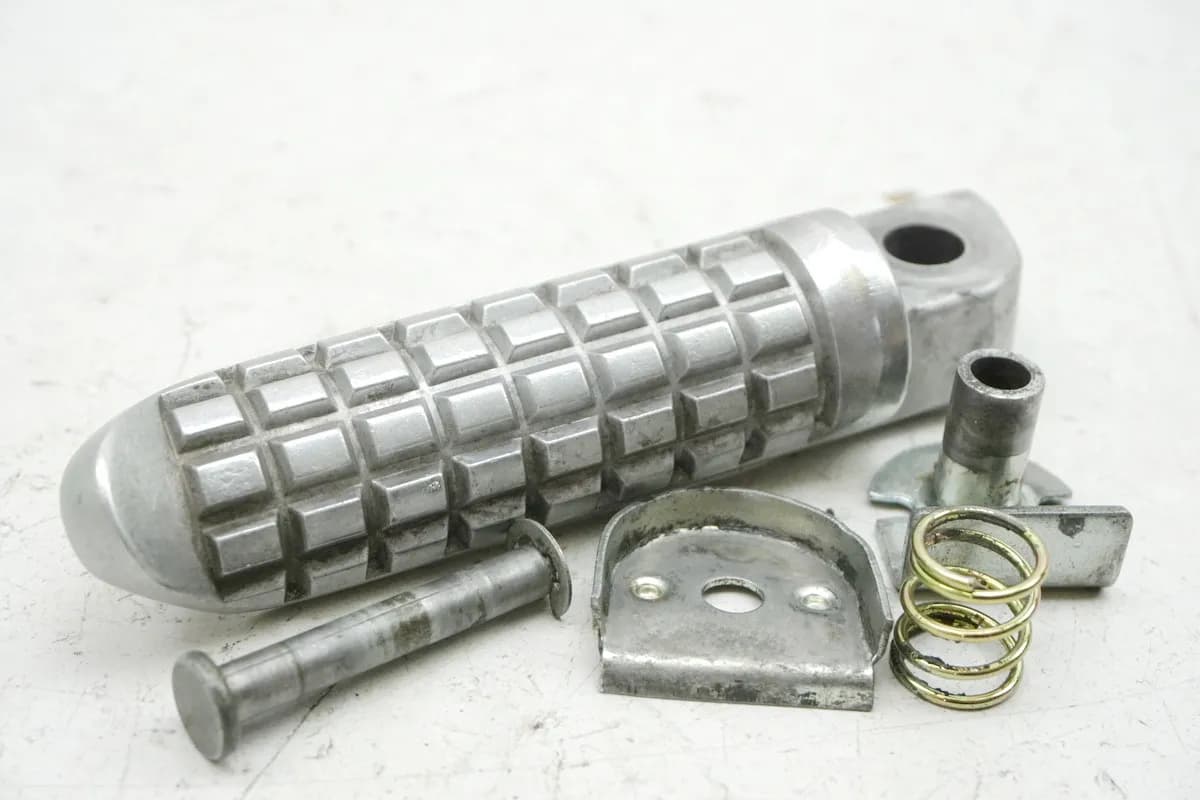 KAWASAKI GPZ 1100 ZXT10E Fußraste Sozius links Footrest