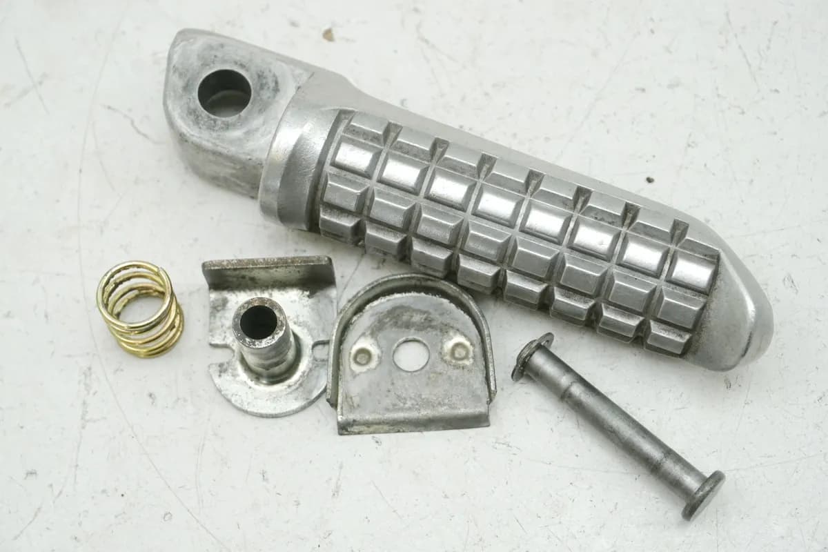 KAWASAKI GPZ 1100 ZXT10E Fußraste Sozius rechts Footrest