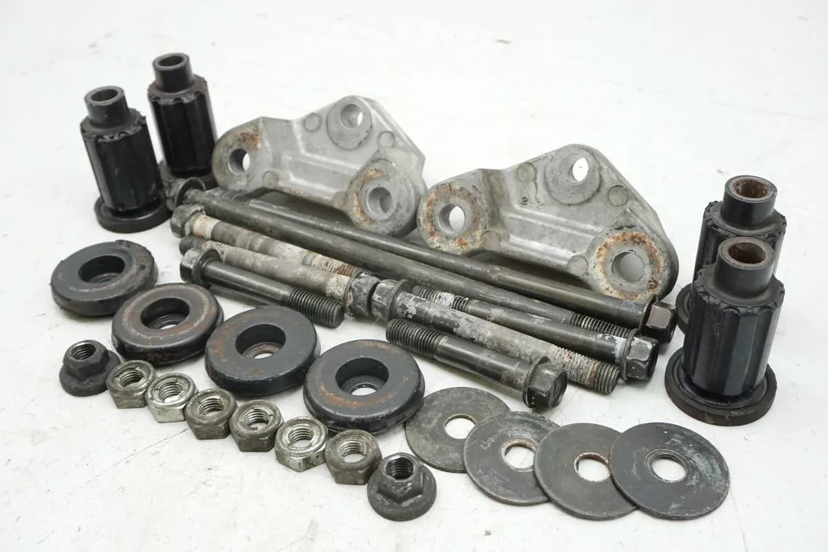 KAWASAKI GPZ 1100 ZXT10E Halterung Motor Achse Bolzen Distanz Schraube