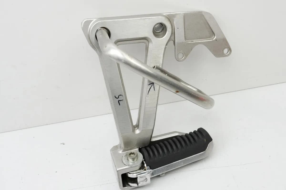 SUZUKI GSF 400 GK75B Bandit Fußrastenanlage Sozius links Halter Fußraste Platte