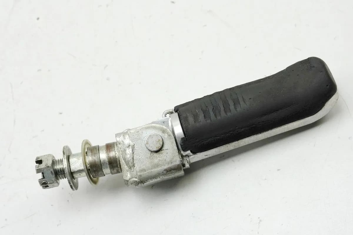 SUZUKI GSF 400 GK75B Bandit Fußraste Fahrer links Footrest