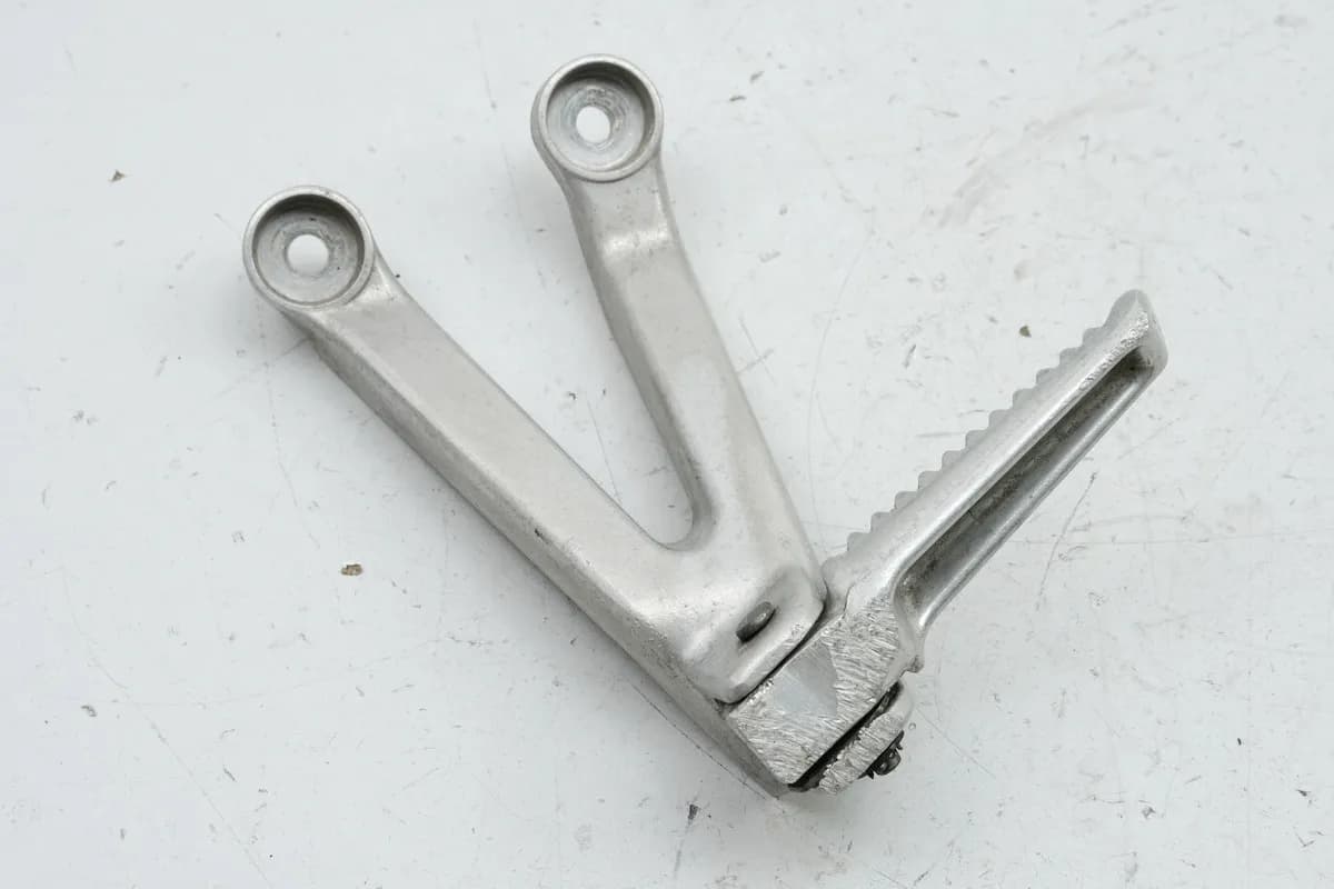 Honda CBR 900 SC28 Fußrastenanlage Sozius links Halter Fußraste Platte 92-95