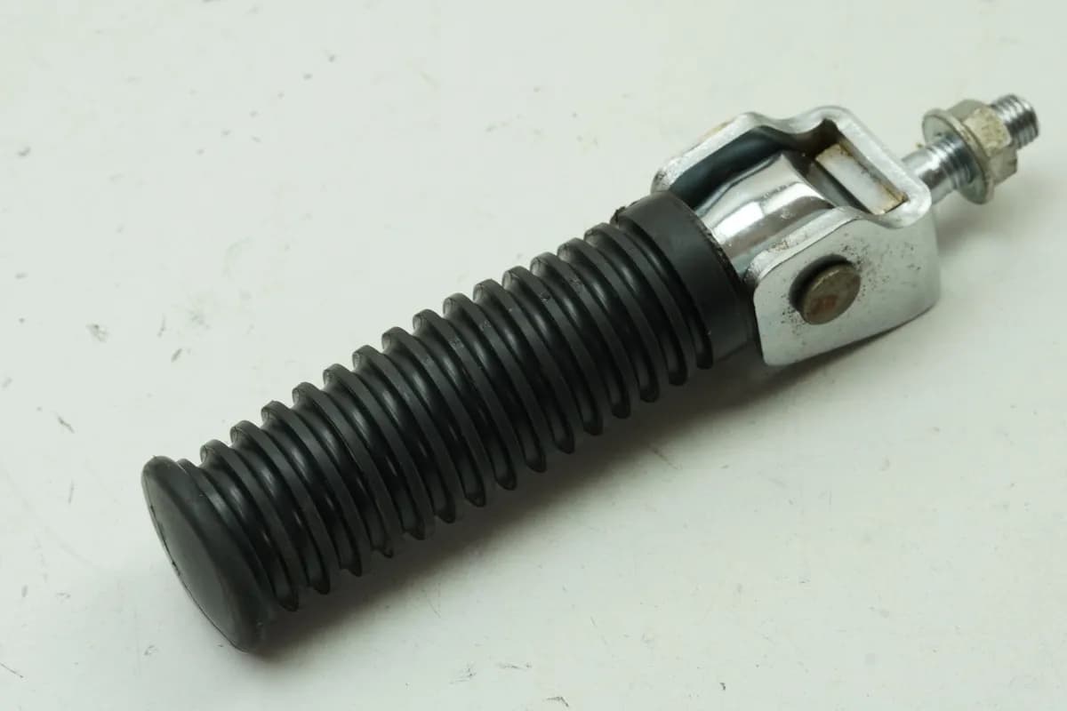 KAWASAKI EN 500 EN 500 A Fußraste Sozius links hinten Fußrastengummi Halter