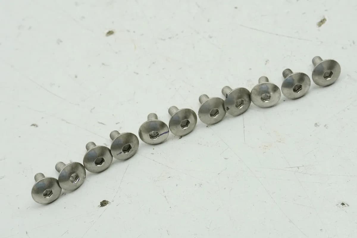 YAMAHA MT07 RM04 Schrauben Verkleidung Tank Deckel Abdeckung Tankverkleidung