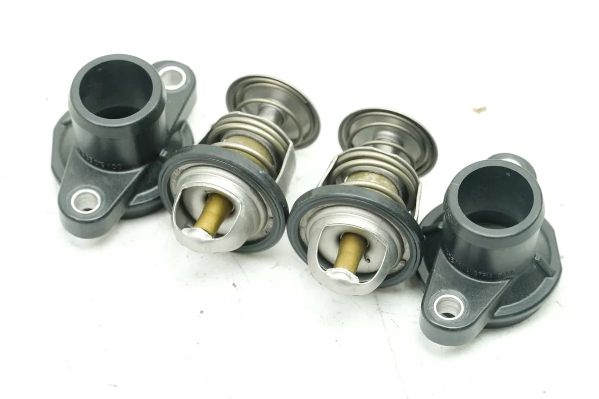 KTM 1290 SUPERDUKE R Thermostat 2 Stück Thermostatgehäuse Anschluß (für Motor)