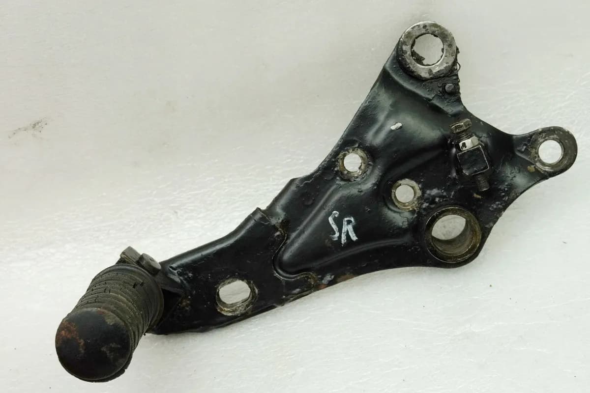 YAMAHA RD 250 1A2 Fußrastenanlage Sozius rechts Halter Fußraste Fußrastenplatte