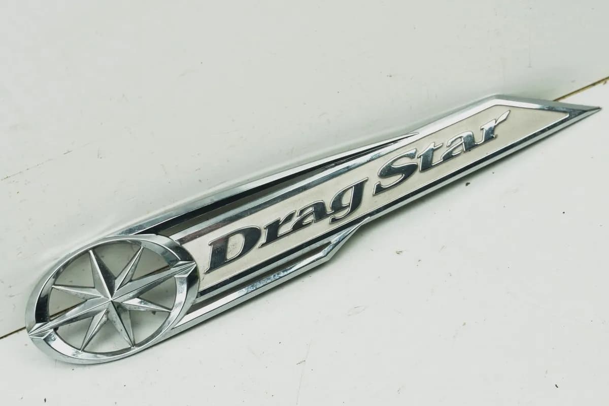 Yamaha XVS 650 4VR 4TR VM02 Dragstar Tank Emblem links Benzintank Cover Blende