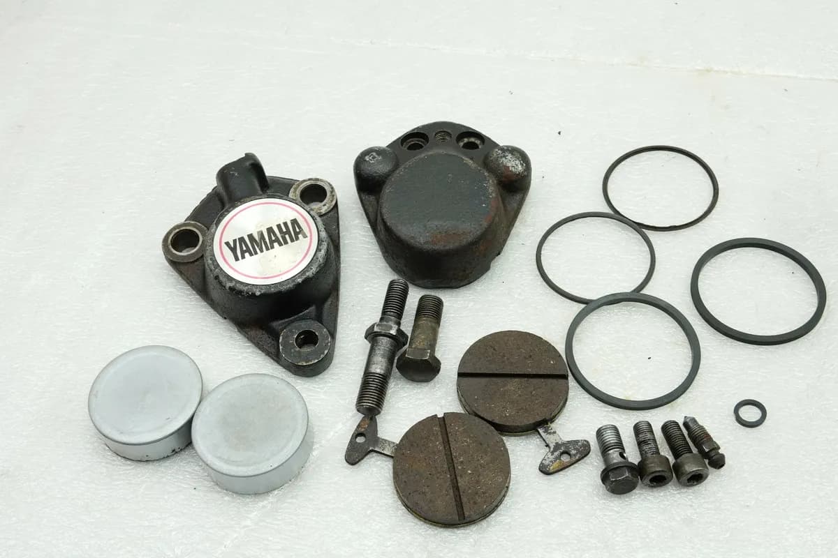 YAMAHA RD 250 1A2 Bremssattel vorn Bremszange Bremskolben Bremsklötze