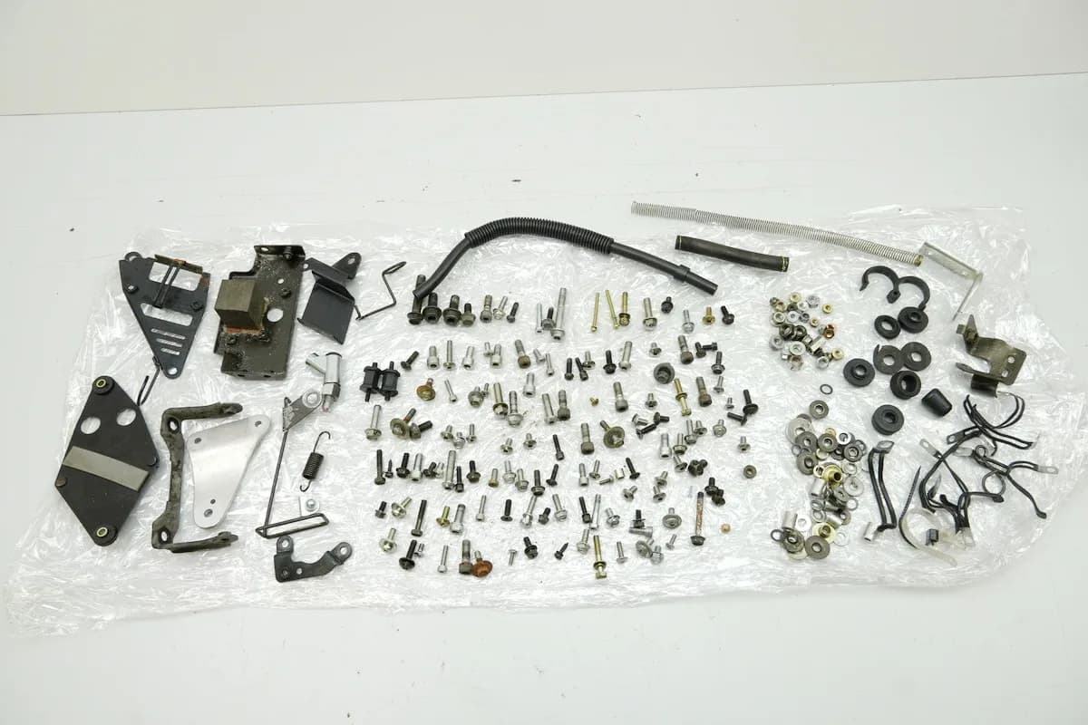 SUZUKI GSF 400 GK75B Bandit Schrauben Kleinteile Halter