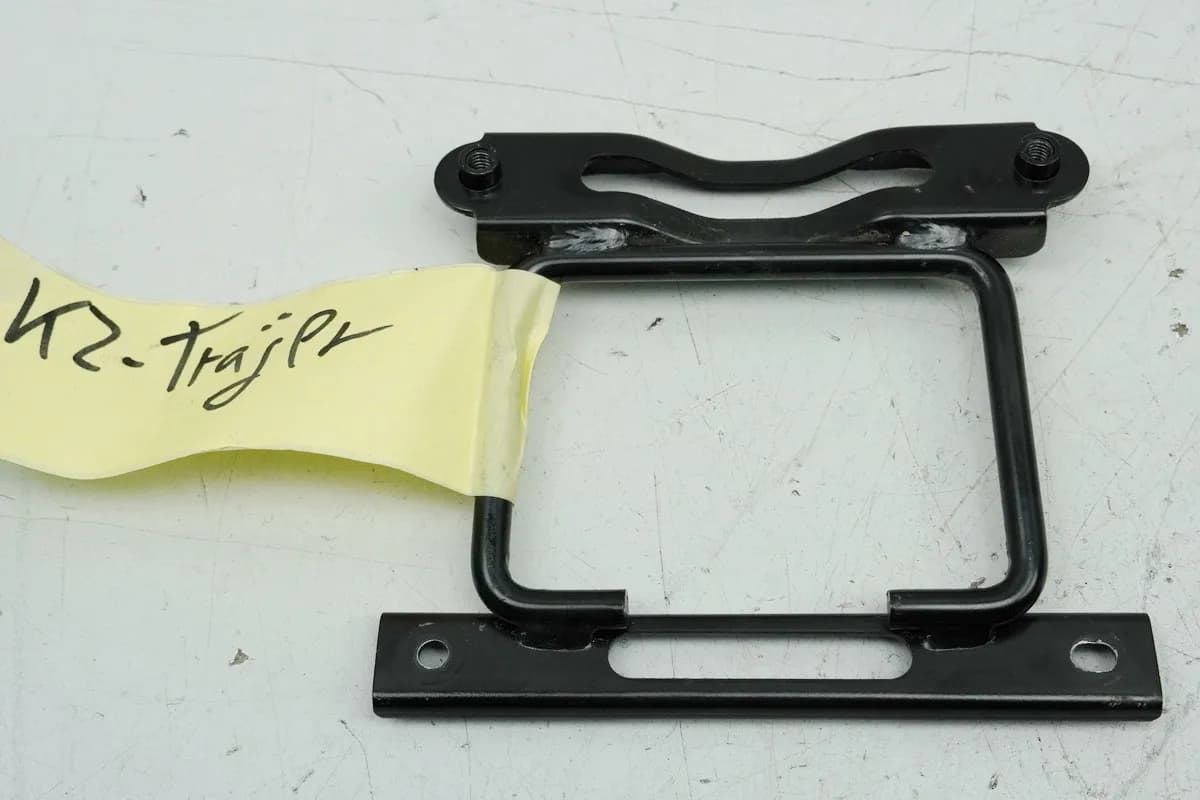 SYM Jet 4 50 AD05W8 Halterung Kennzeichenhalter Träger Rahmen Halter NUR 781 km