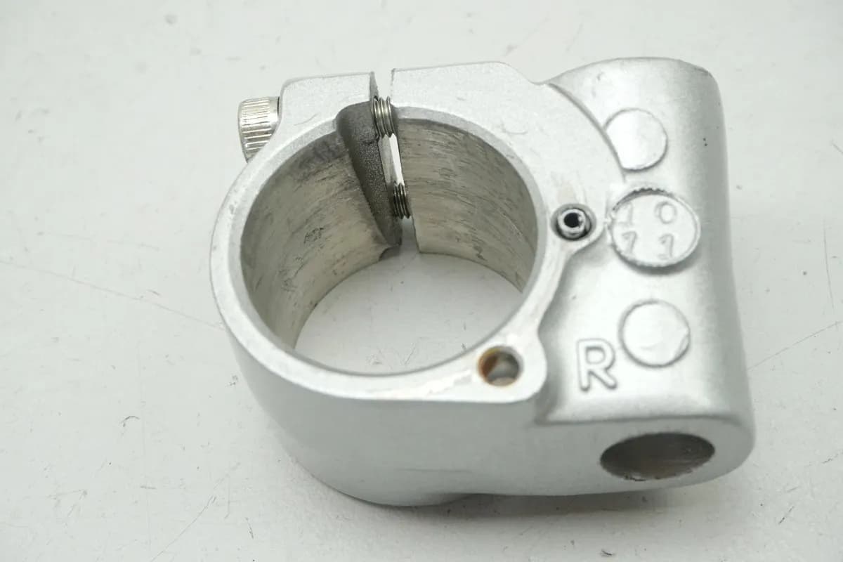 YAMAHA FZR 600 R 3HE Halterung Aufnahme Lenkerstummel rechts Schelle Lenker