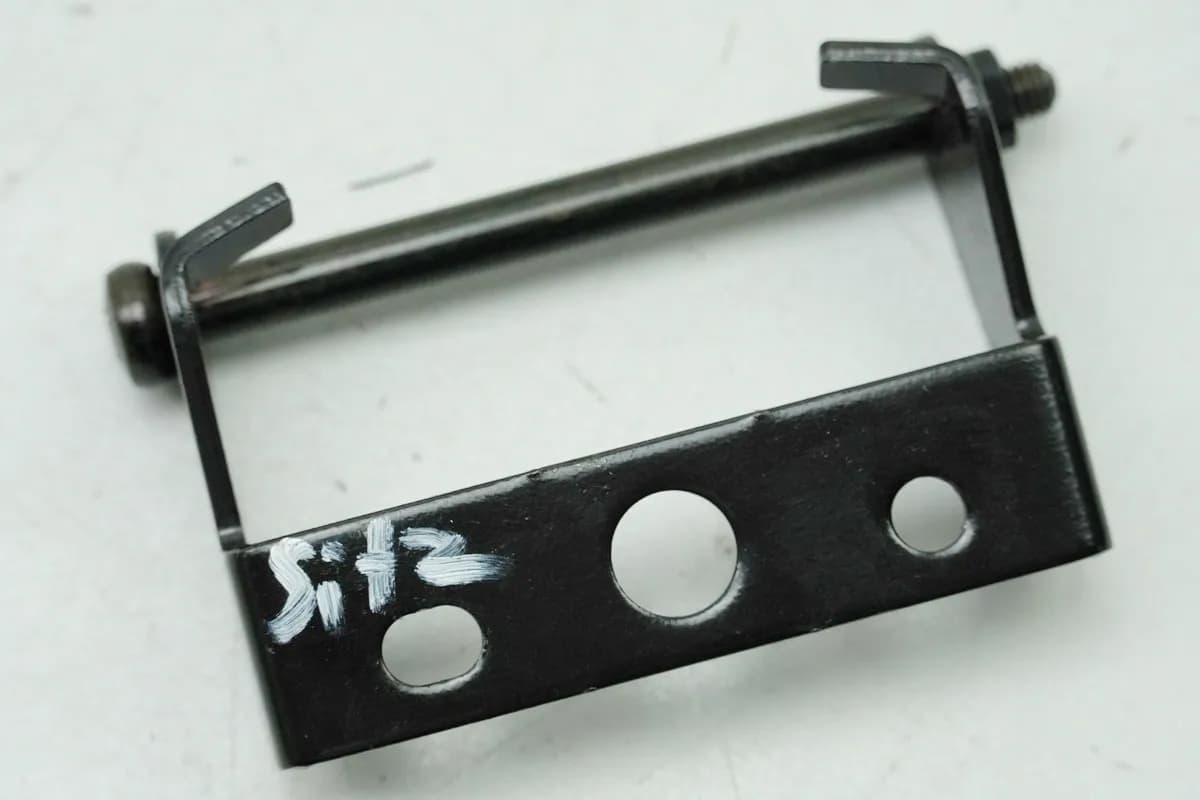 SYM Jet 4 50 AD05W8 Halterung Sitzbank Scharnier Öffner Halter NUR 781 km