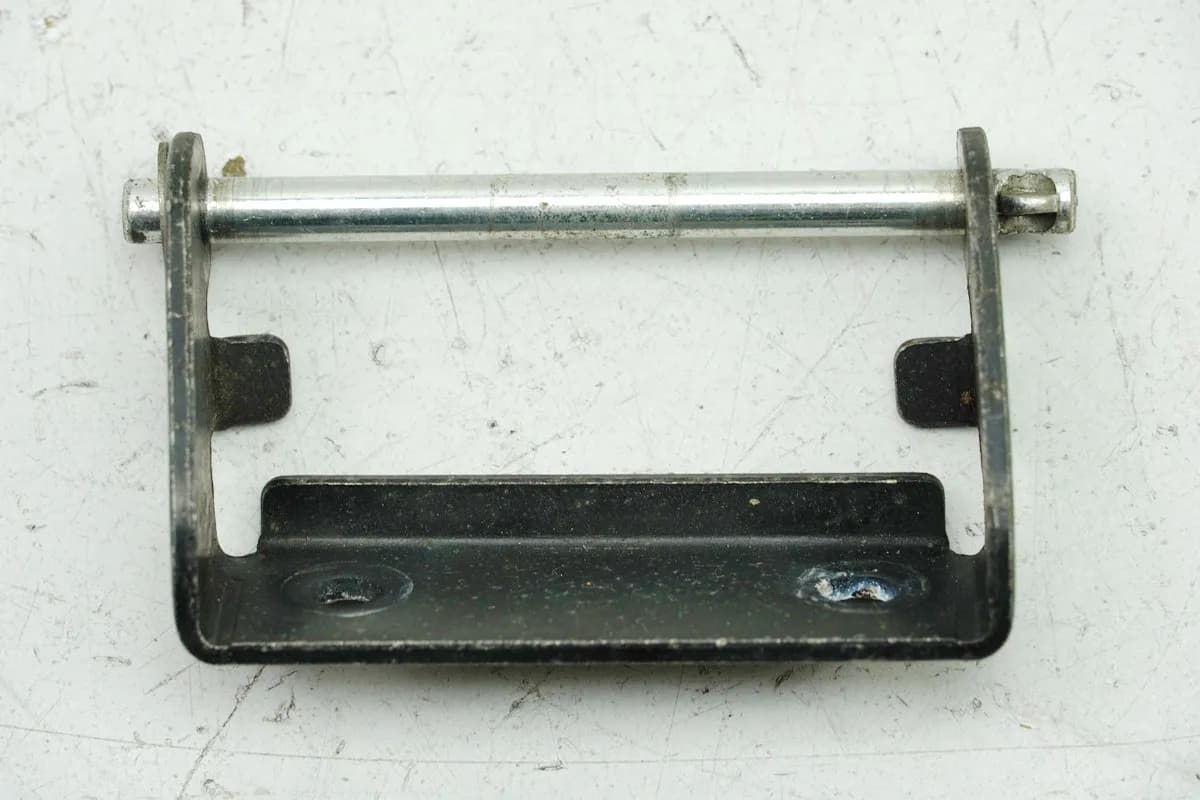 HONDA SH 125 JF23 Halterung Sitzbank Scharnier Sitz Schraube Halteplatte