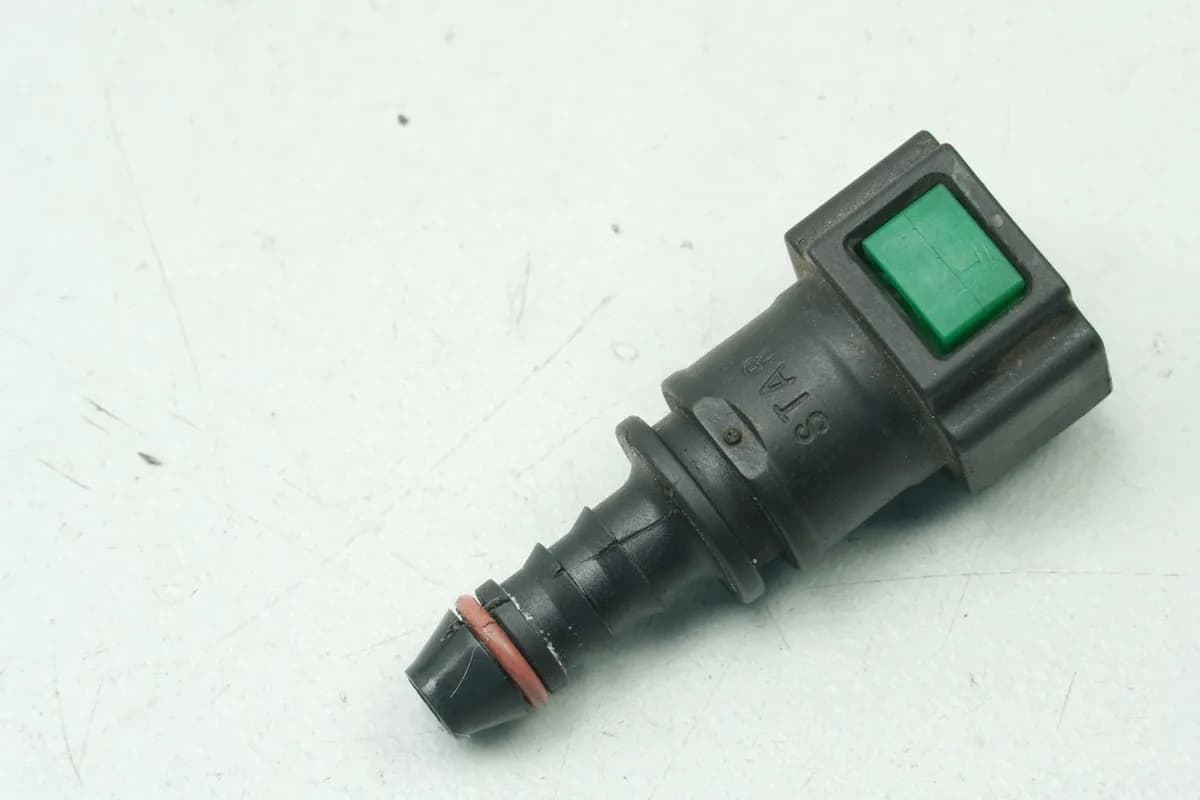 APRILIA RS 125 RS4 ZD4TW Stutzen Anschluß Benzinleitung Benzinschlauch Injection