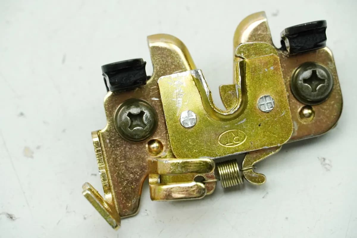 SYM Jet 4 50 AD05W8 Verriegelung Sitzbank Öffner Verschluß Halter NUR 781 km