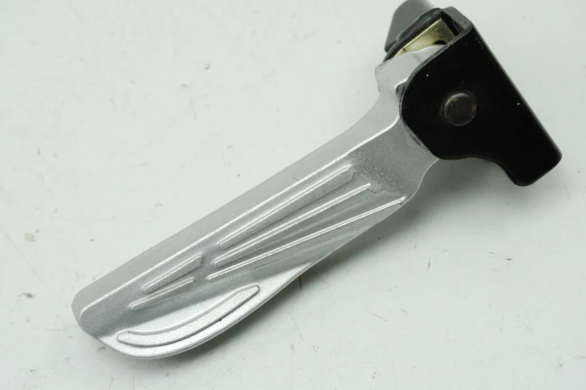 SYM Jet 4 50 AD05W8 Fußraste Sozius rechts Halter Fußrastenanlage NUR 781 km