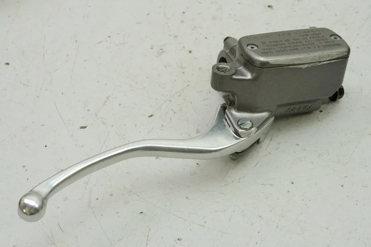 HONDA NTV650 RC33 REVERE Bremszylinder vorn Nissin Bremspumpe Hauptbremszylinder