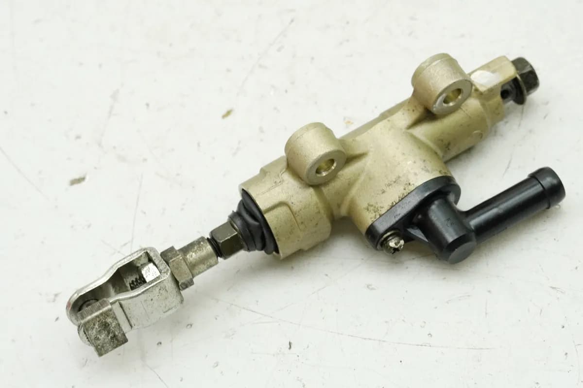 HONDA NTV650 RC33 REVERE Bremszylinder hinten Nissin Bremspumpe Fußbremszylinder