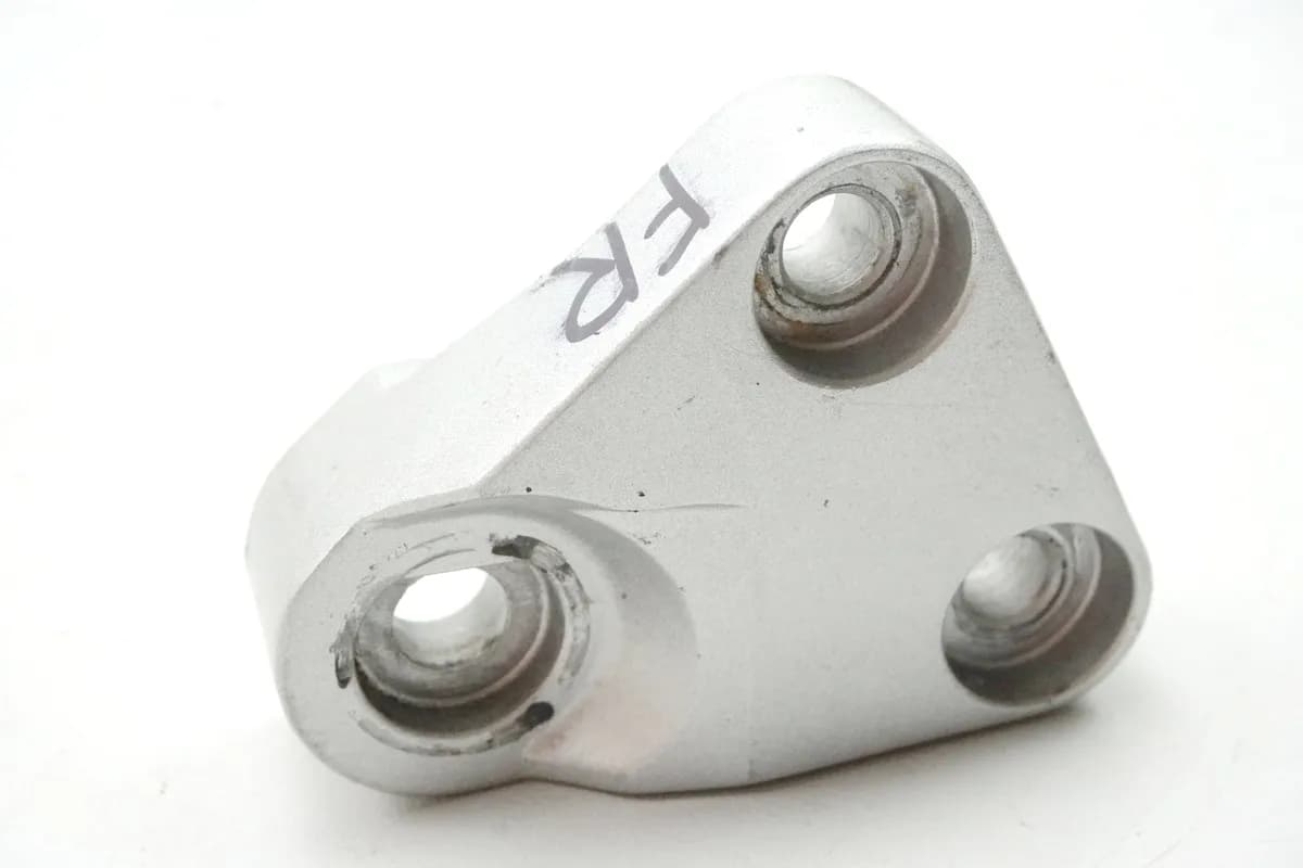 YAMAHA FZR 600 R 3HE Fußrastenplatte Fahrer rechts Halter Fußraste Träger