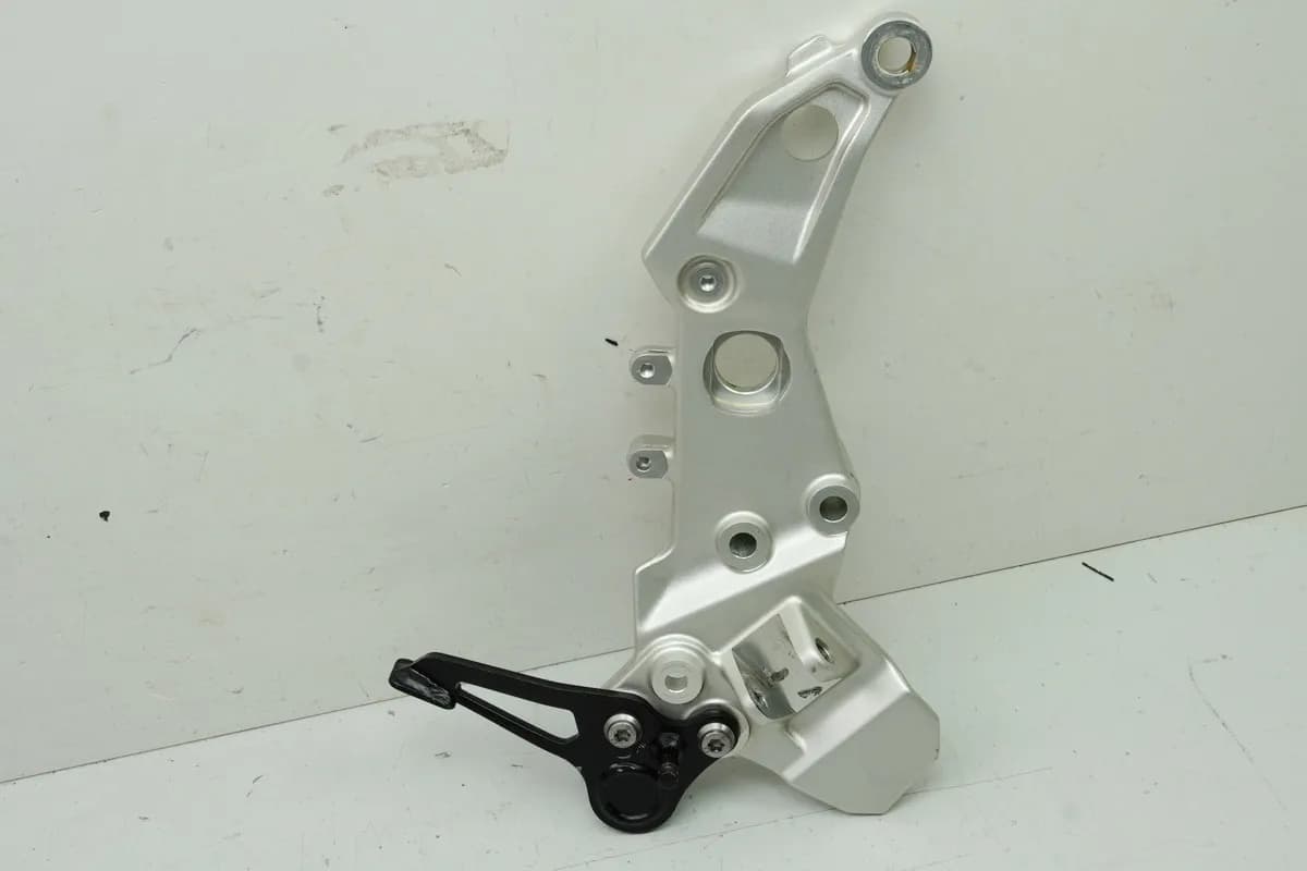 BMW F 850 GS 750 K80 K81 K82 Fußrastenplatte Fahrer rechts Halter Fußraste