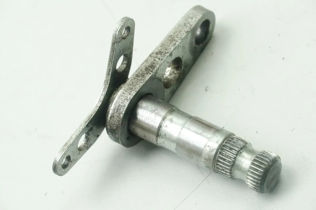 YAMAHA TDM 900 RN08 Halterung Bremspedal Aufnahme Welle