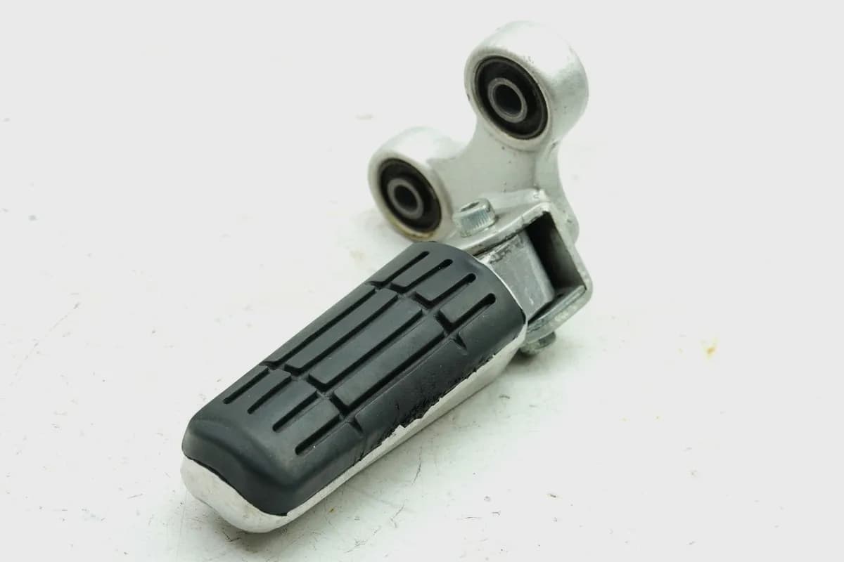 YAMAHA GTS 1000 4BH Fußraste Sozius links Halter Fußrastenanlage