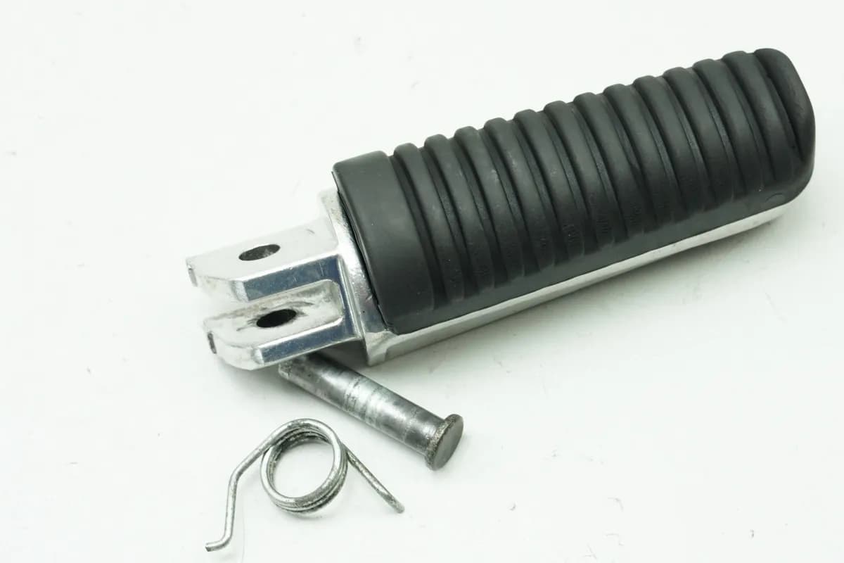 YAMAHA TDM 900 RN08 Fußraste vorn Fahrer rechts original (für Fußrastenplatte)